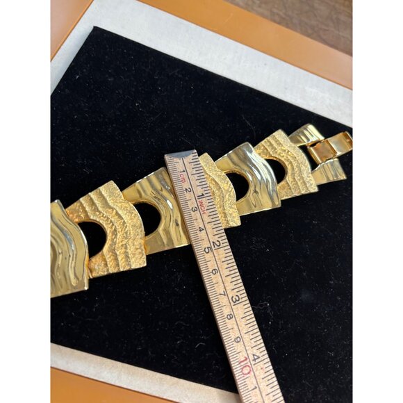 Vintage Gold-Toned Wide Textured Link Bracelet With Wave Design - Picture 6 of 15